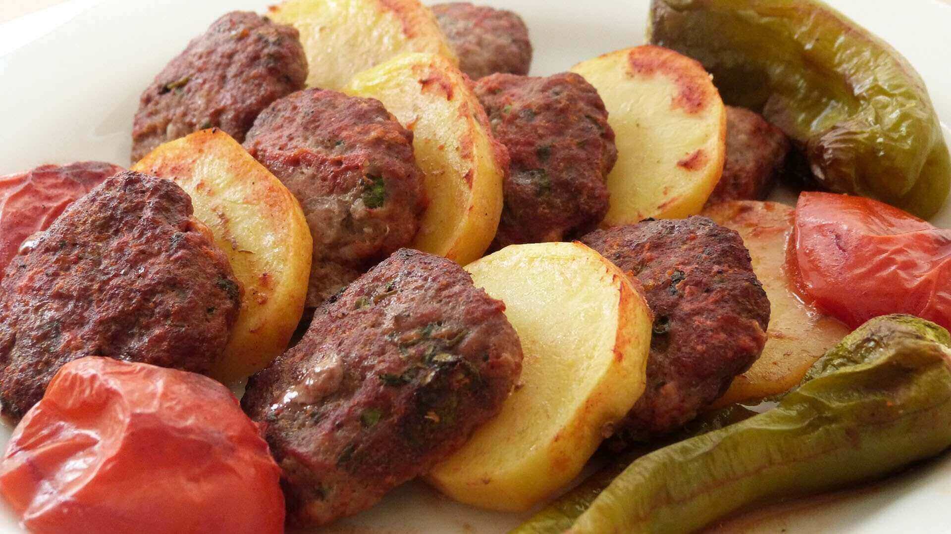 Gebackene Knöbel mit Kartoffel - Fırında Köfteli Patates