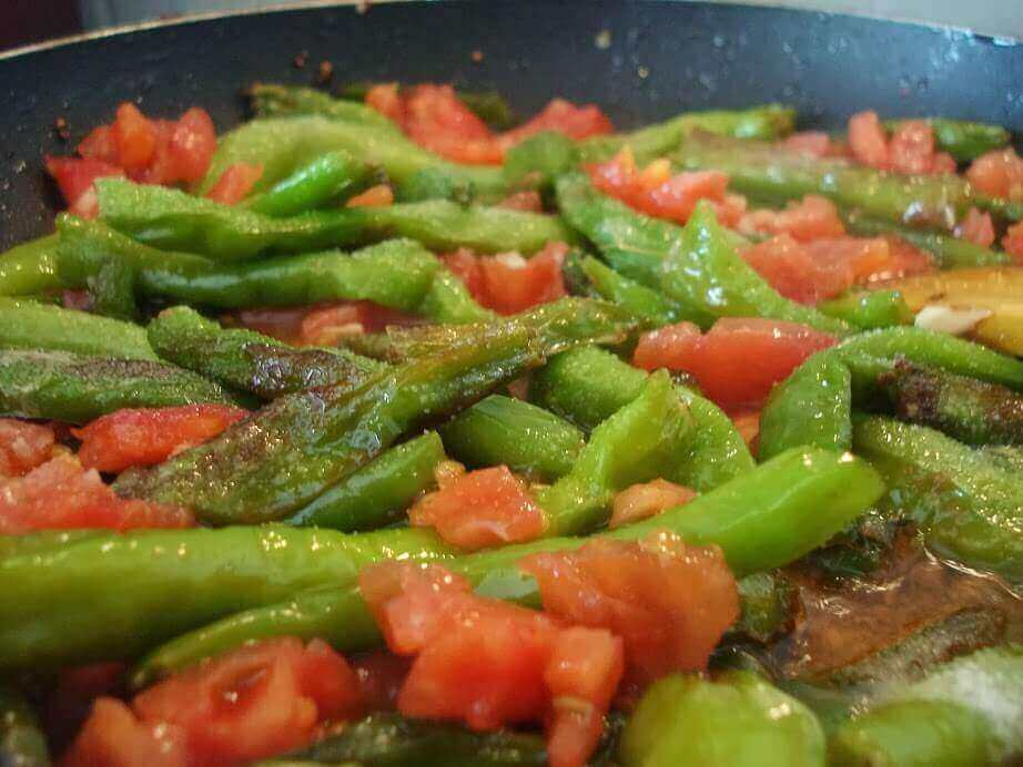 Tomaten und Paprika Pfanne - Domatesli Biber Kavurma