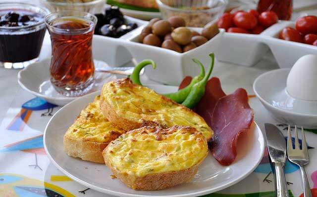 Brotscheiben mit Ei und Käse im Ofen – Firinda Yumurtali Peynirli Ekmek
