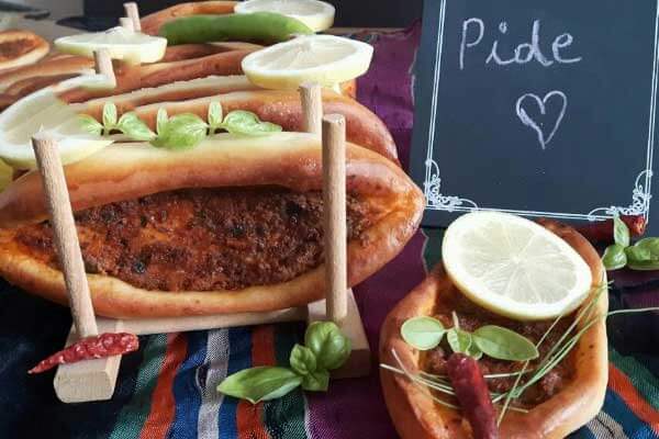 Fladen mit Hackfleisch - Kıymalı Pide