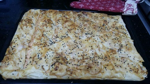 Knusprige Börek mit Käse und Zwiebel - Peynirli Soğanlı Çıtır Börek