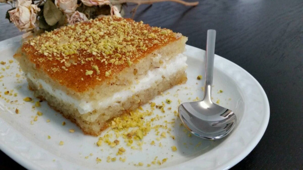 Türkische Süßigkeiten: Cremiger Grießkuchen - Kremali Revani Rezept