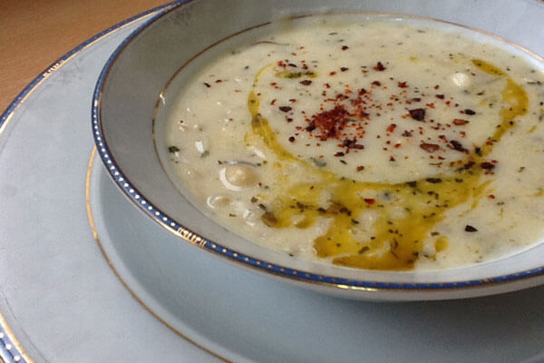 Weizensuppe mit Joghurt - Yoğurtlu Dövme Çorbası