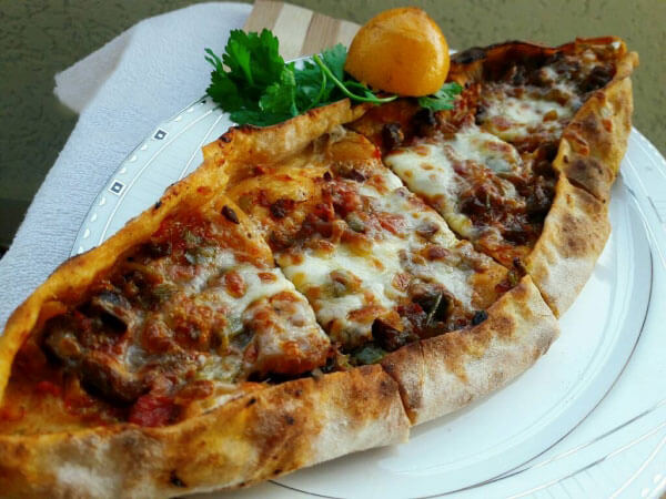 Fladen mit Rindfleisch - Kuşbaşılı Pide