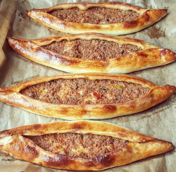 Fladen mit Hackfleisch - Kıymalı Ev Pidesi