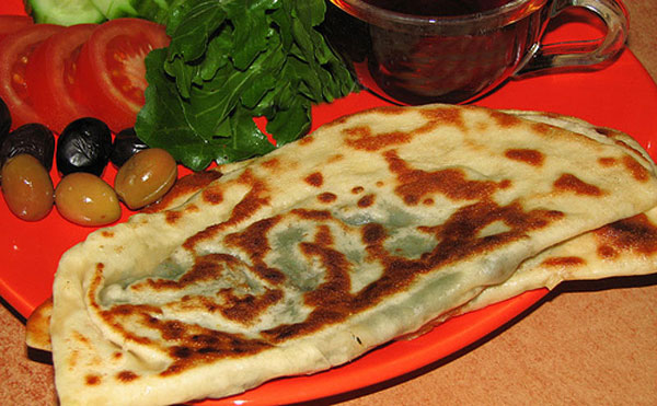 Türkischer Pfannkuchen mit Spinatfüllung - Ispanaklı Gözleme