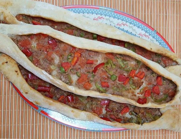 Fladen mit Hackfleisch - Kıymalı Pideler