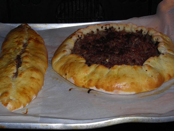 Fladen mit Hackfleisch und Käse - Kıymalı Peynirli Pide