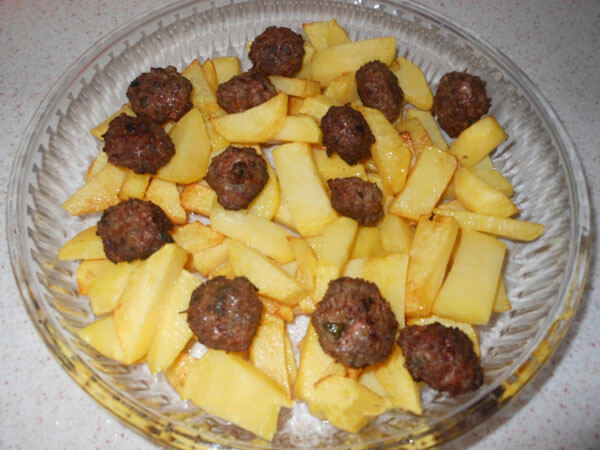 Frikadellen und Kartoffel aus dem Ofen - Köfteli Patates