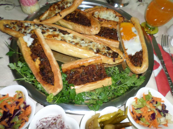 Fladen mit Fleisch - Kıymalı Kavurmalı Karadeniz Pidesi