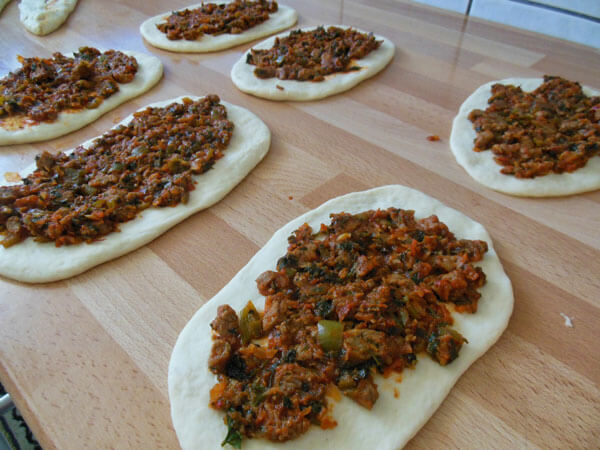 Fladen mit Fleisch - Kuşbaşılı Pide - Türkische Rezepte