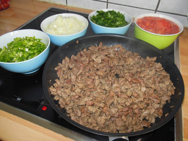 Fladen mit Fleisch - Kuşbaşılı Pide - Türkische Rezepte