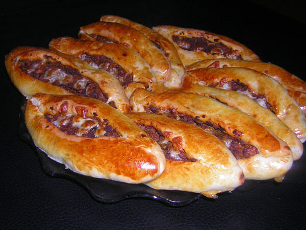 Fladen mit Hackfleisch und Gouda - Kıymalı Kaşarlı Pide