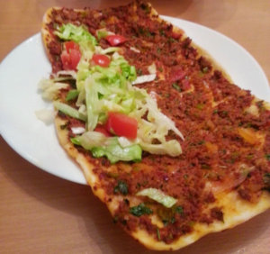 Hausgemachte türkische Pizza – Leziz Ev Lahmacunu