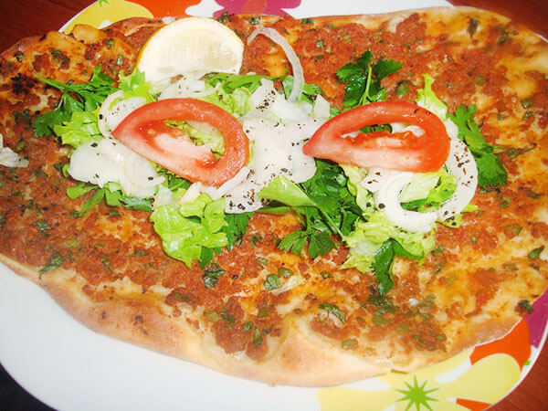 Hausgemachte türkische Pizza - Evde Lahmacun