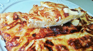 Türkische Börek aus der Pfanne mit Käse