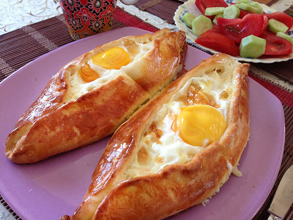 Fladen mit Käse und Ei - Peynirli Yumurtalı Pide
