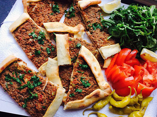 Fladen mit Hackfleisch - Kıymalı Pide Tarifi