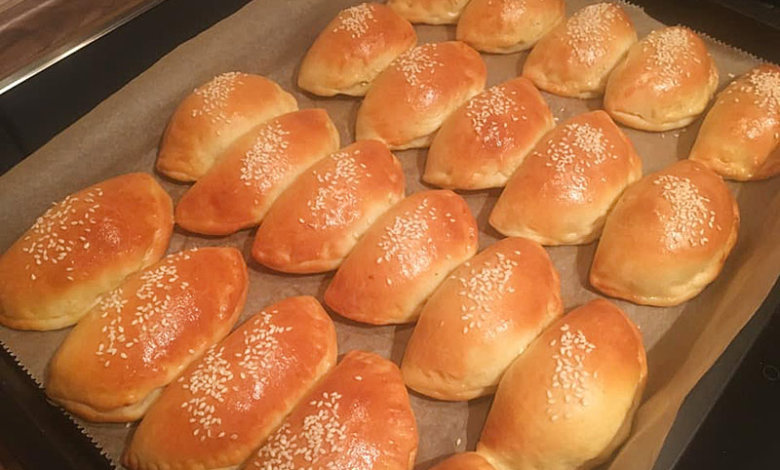 Türkische Teigtaschen gefüllt mit Käse und Hackfleisch