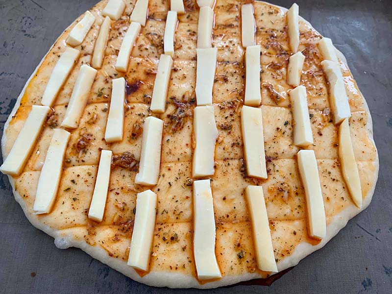 Türkische Pide Rezept mit Knoblauch und Gouda