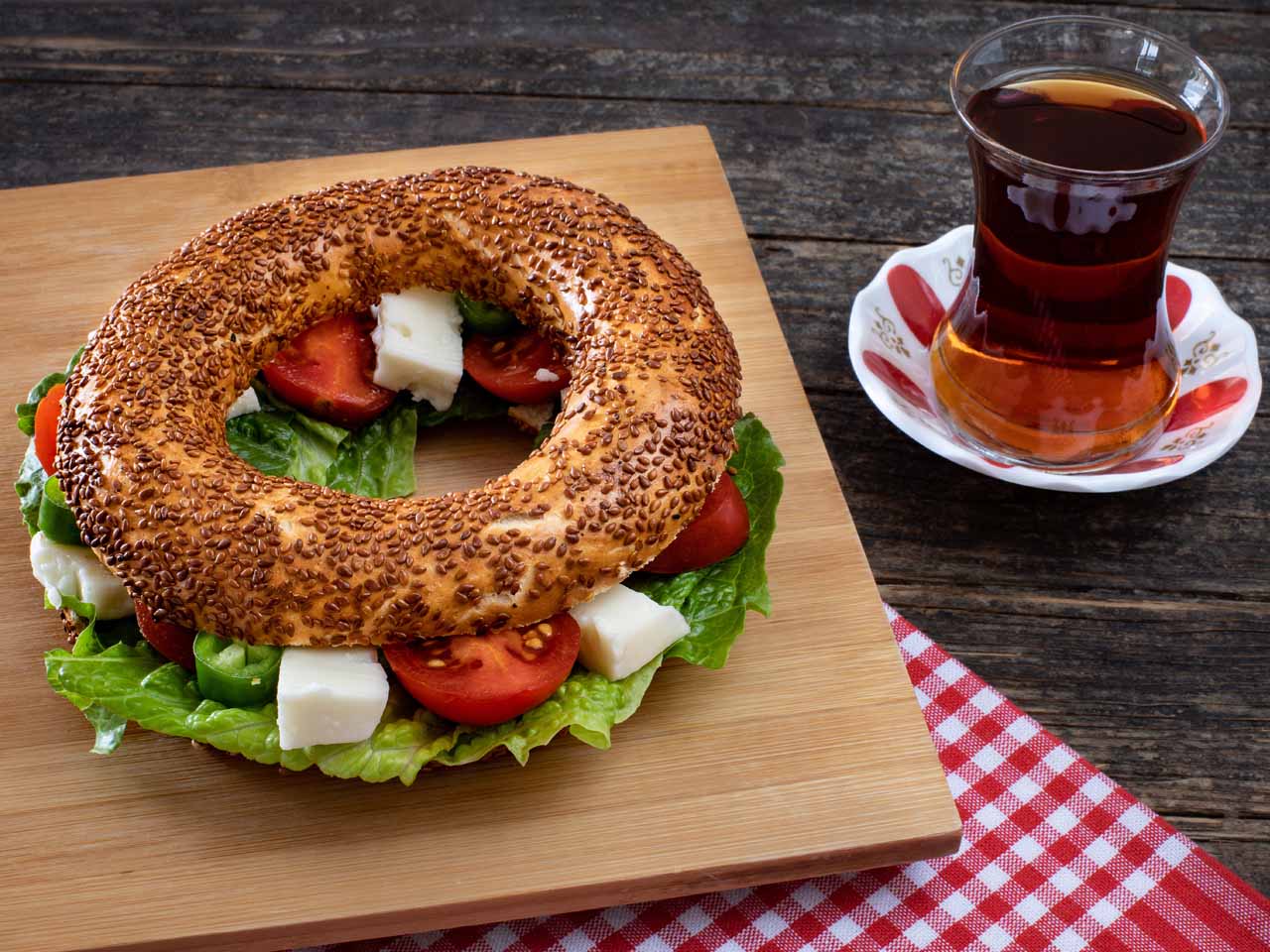Street Food Istanbul Cay Simit Türkischer Tee und Sesamringe