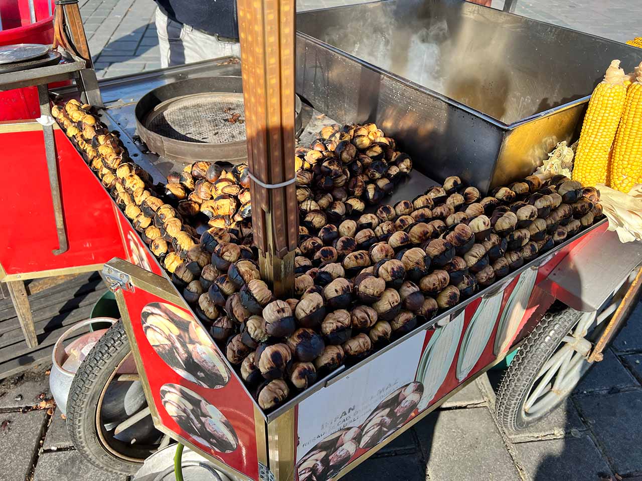 Street Food Istanbul Közde Kestane Kastanien auf Holzkohle